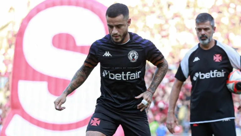 Coutinho volta a preocupar o Vasco depois de deixar o clássico contra o Flamengo com dores na coxa