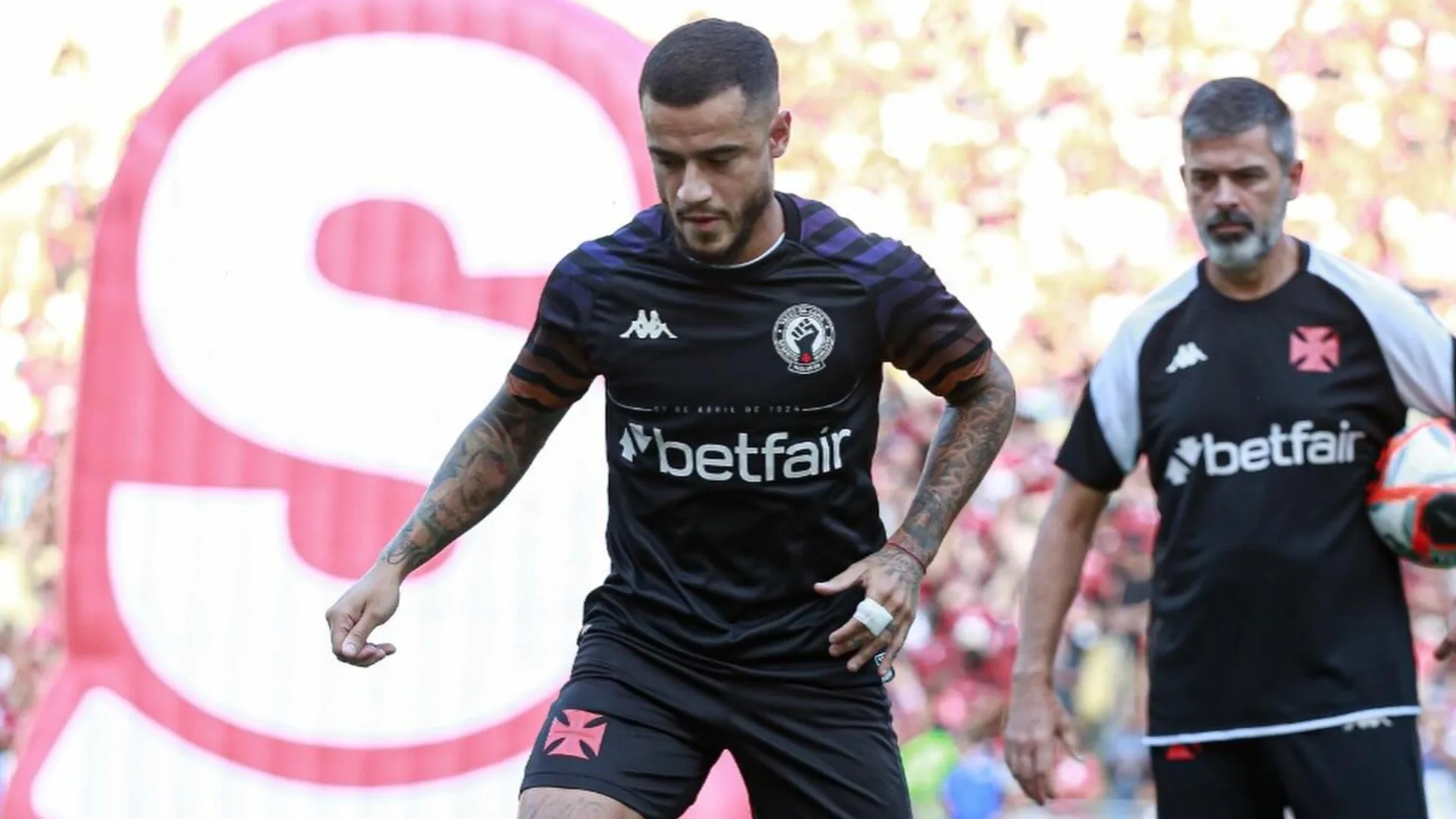 Coutinho volta a preocupar o Vasco depois de deixar o clássico contra o Flamengo com dores na coxa