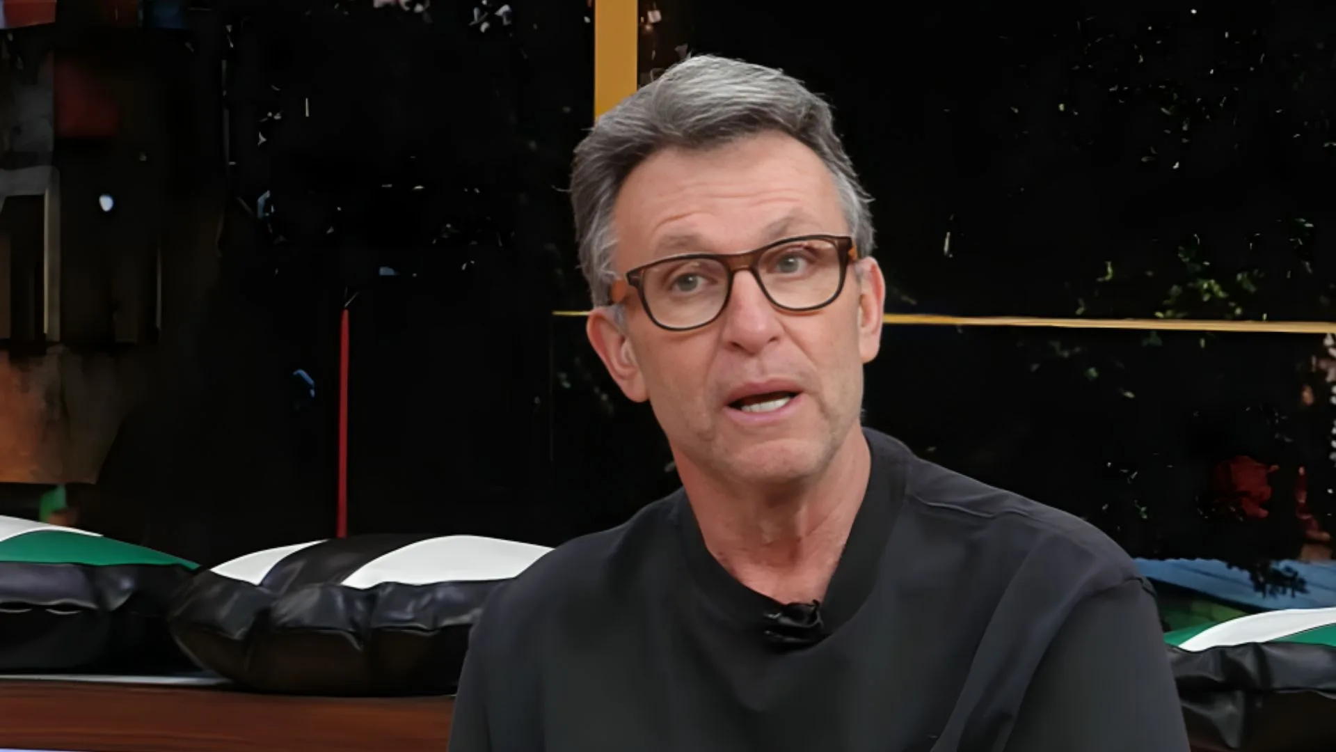 Craque Neto destaca atacante brasileiro que ‘dá aulas’ hoje: “Jogando muito”