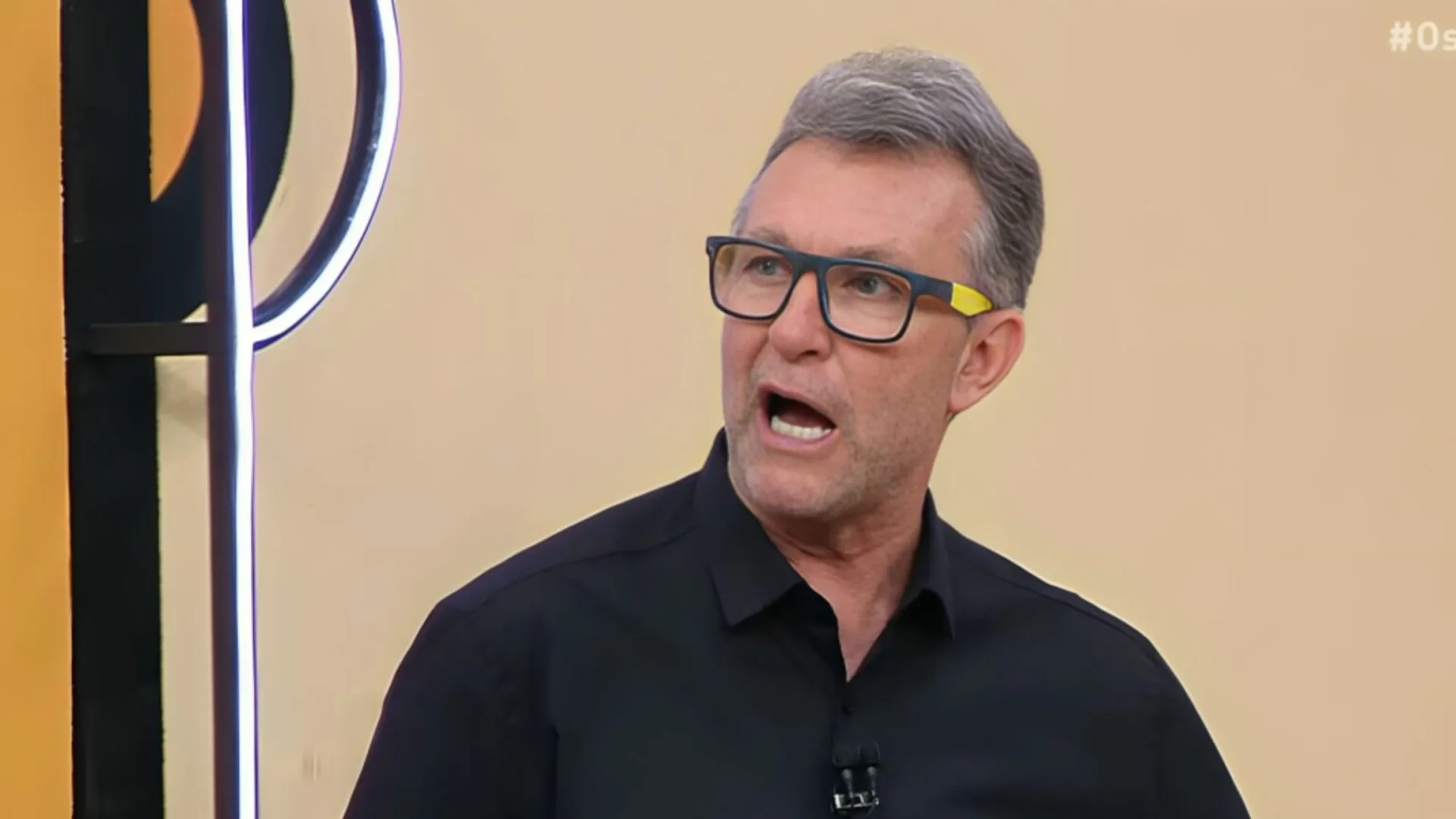 Craque Neto elege meia diferenciado no Brasil hoje: “Ajeitou”