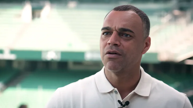 Denílson descarta Ancelotti e sugere técnico ideal para a seleção brasileira: “Nome perfeito”