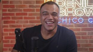 Denílson no comando de entrevista em podcast (Reprodução - YouTube)