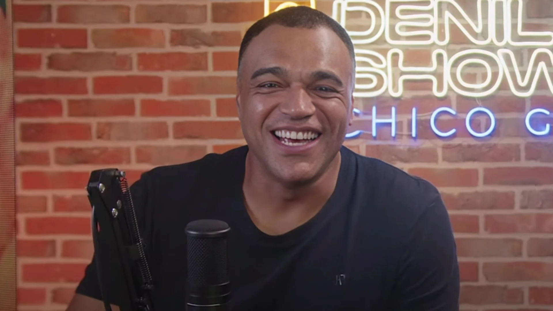 Denílson se encanta com atacante do futebol brasileiro hoje: “Que fase”