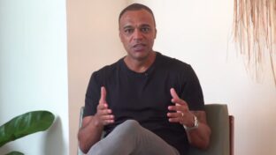 Denílson, comentarista da Globo, em discurso no YouTube (Reprodução)