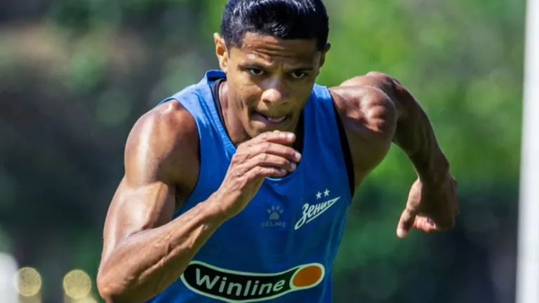 Douglas Santos, que está na pré-lista de Dorival Júnior, também tem convite para jogar em seleção da Europa