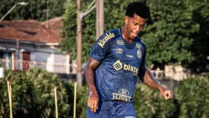 Gil recupera espaço no Santos e ganha apoio de Caixinha: “Tem vindo a somar”