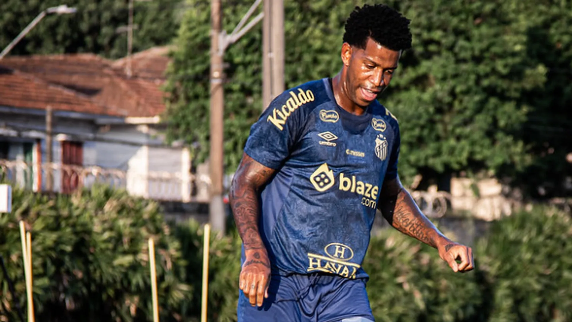 Gil recupera espaço no Santos e ganha apoio de Caixinha: “Tem vindo a somar”