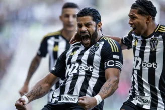 Hulk e Rony comemorando gol do Atlético-MG