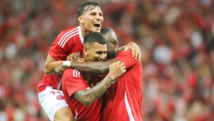 Bernabei festeja um gol do Internacional com Aguirre e Valencia (Ricardo Duarte/Inter)