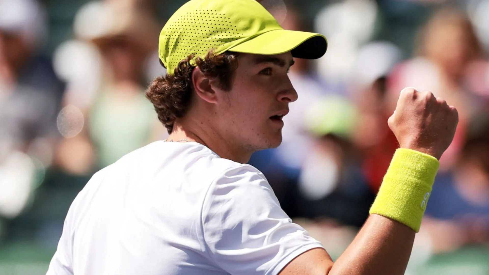 João Fonseca oscila, mas bate britânico na estreia de Indian Wells