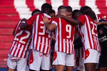 Jogadores do Náutico, em jogo nos Aflitos