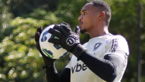 Botafogo abre conversas para renovar com o goleiro John, que tem contrato com o clube até 2027