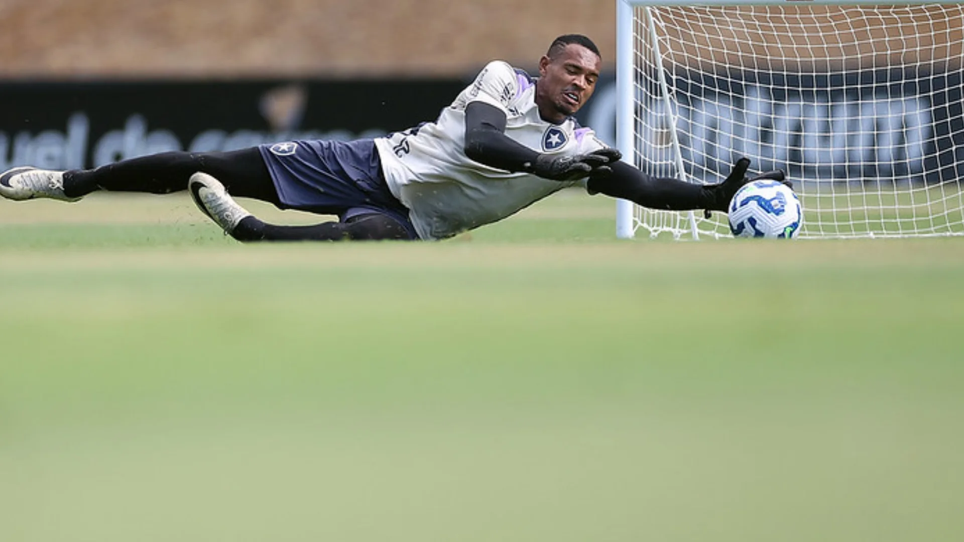 Botafogo acerta renovação de contrato com John por mais uma temporada