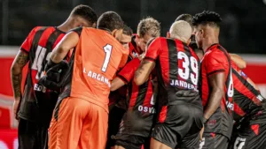 Vitória liga alerta após eliminação na Copa do Brasil; Lucas Braga é vaiado pelos torcedores