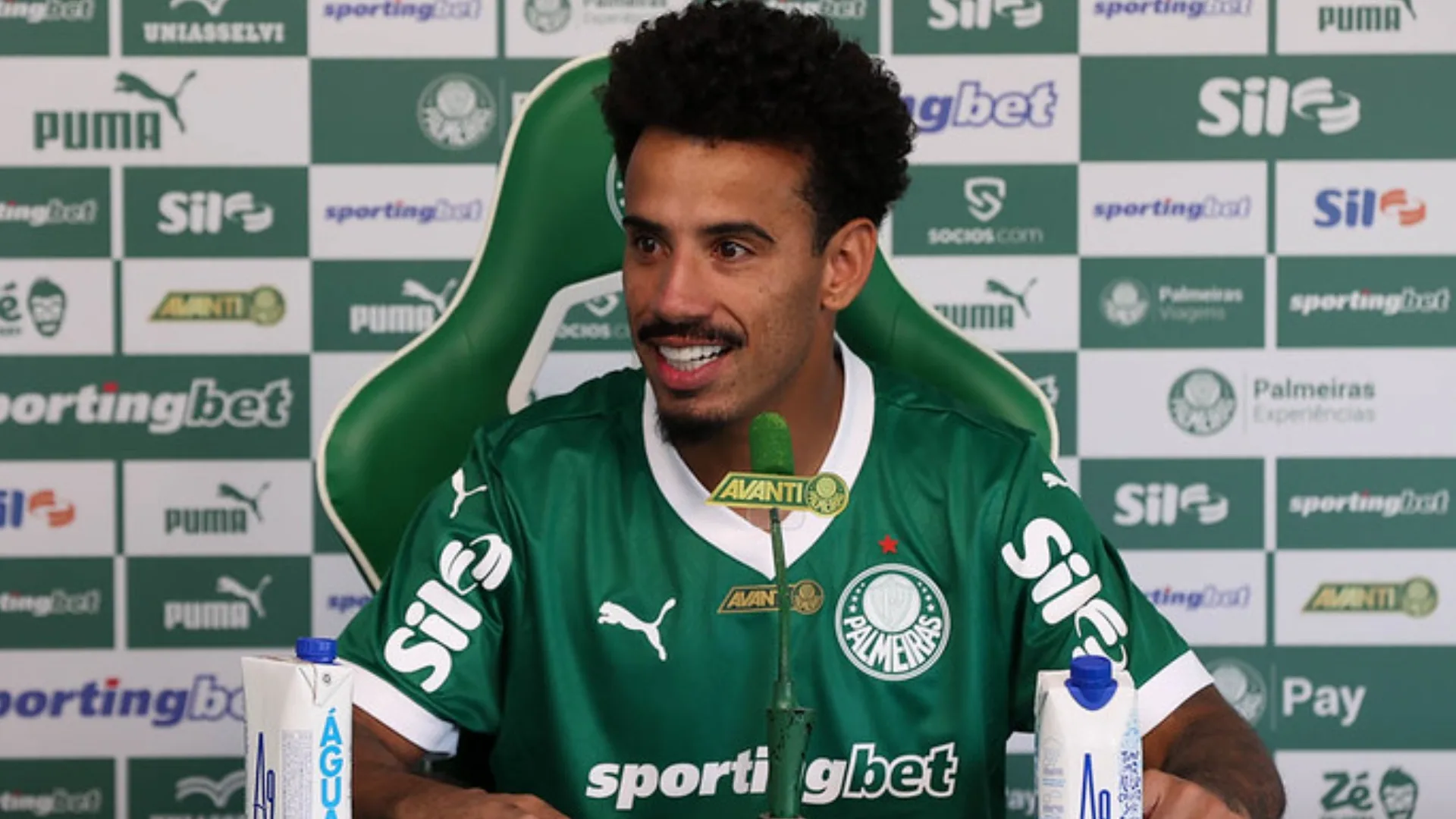 Lucas Evangelista se emociona e chora ao ser apresentado como jogador do Palmeiras