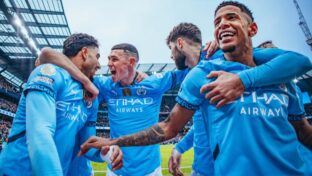Jogadores do City celebram gol pela Premier League (Divulgação)