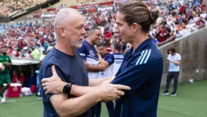 Em lados opostos no clássico Fluminense x Flamengo, crítica une os técnicos Filipe Luís e Mano Menezes