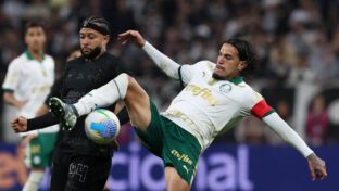 Memphis Depay e Gómez disputam bola em clássico (Cesar Greco - Ag. Palmeiras - Divulgação)
