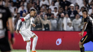 Neymar em disputa de bola contra o Água Santa (Fotos: Raul Baretta/ Santos FC)