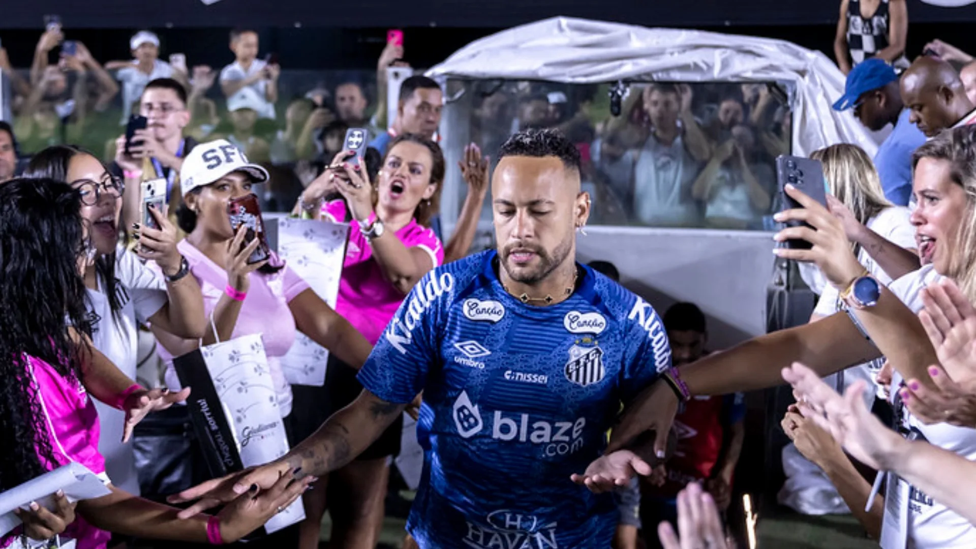 Futuro de Neymar no Santos segue incerto; clube torce por permanência 