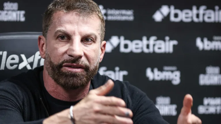 Pedrinho volta a responder as cobranças para vender SAF do Vasco: “Eu tenho que ter responsabilidade”