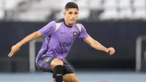 Botafogo acerta renovação de contrato com o atacante Savarino até o final de 2028