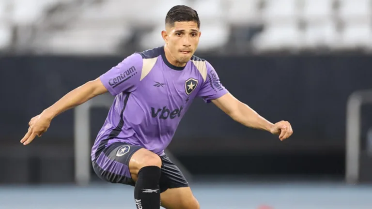 Botafogo acerta renovação de contrato com o atacante Savarino até o final de 2028