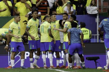 Brasil festeja gol contra a Colômbia pelas Eliminatórias
