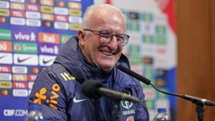 Dorival Júnior em coletiva no comando da seleção (Rafael Ribeiro - Divulgação)