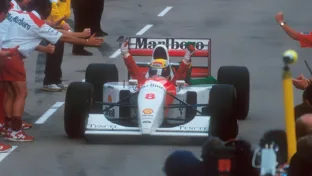 Ayrton Senna em sua última vitória na F1 em 1993 (Reprodução/X @McLarenF1)