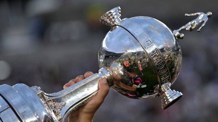 Taça da Libertadores entregue pela Conmebol (Marcelo Endelli/Getty Images)