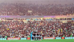 Jogadores e torcida do Flamengo (foto: Gilvan de Souza/CRF)