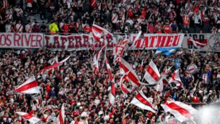 Torcida do River em ação no Monumental de Núñez ((Marcelo Endelli/Getty Images)