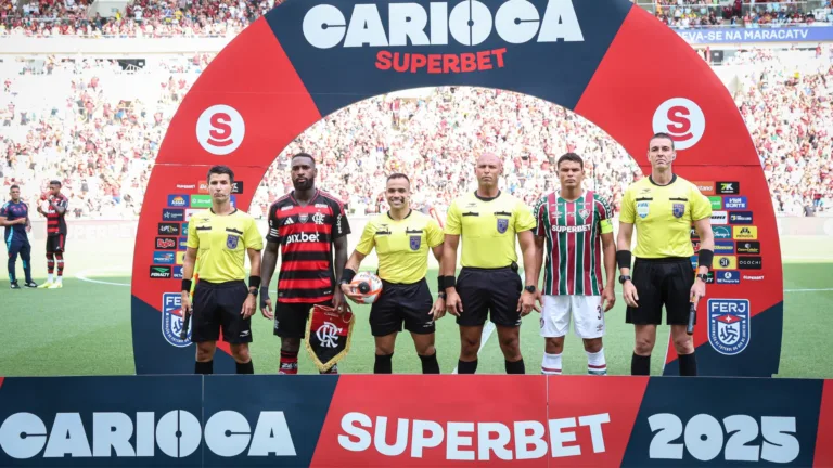 Tostão sinaliza campeão do Campeonato Carioca entre Flamengo e Fluminense