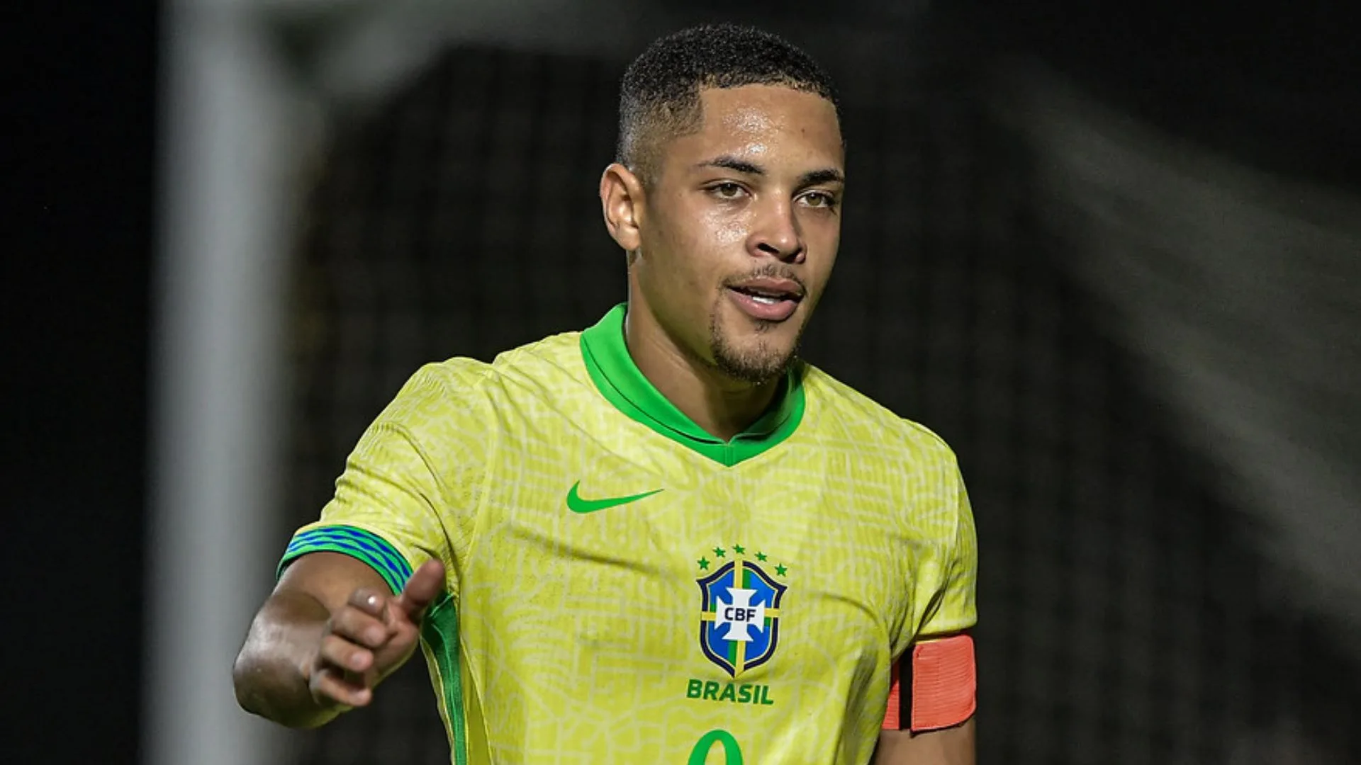 Flavio Prado define camisa 9 melhor que Vitor Roque: “Está na frente”