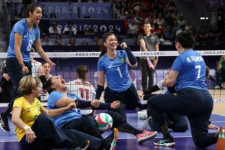 Na imagem, vôlei sentado comemorando ponto