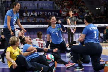 Na imagem, vôlei sentado comemorando ponto