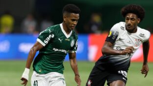 Estêvão disputa bola com Talles Magno (Cesar Greco - Ag. Palmeiras)