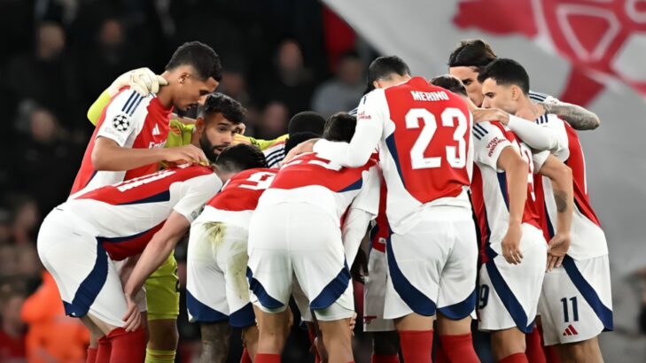 Jogadores do Arsenal antes de duelo na Champions (Divulgação - Site oficial)