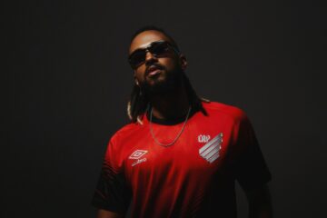 Na imagem, Athletico-PR apresenta uniforme