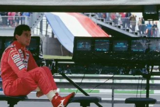 Na imagem, Ayrton Senna observando