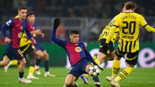 Jogadores de Barcelona e Borussia durante jogo de ida na Champions (Divulgação)