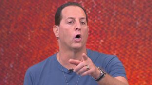 Benja no comando do programa "Domingol" (Reprodução - YouTube)