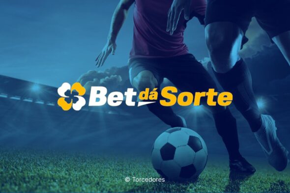 Imagem com dois jogadores de futebol disputando uma bola no plano de fundo. Em primeiro plano aparece a marca da Bet dá Sorte no centro da imagem.