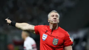 Casagrande comenta escolha de Anderson Daronco para apitar Palmeiras x Corinthians: É o que mais se apoia no VAR”