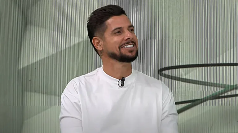 Cicinho surpreende e elege melhor camisa 10 e melhor técnico no futebol brasileiro hoje