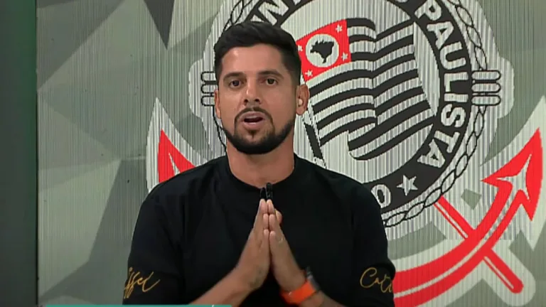 Cicinho aponta técnico “fraquinho” no futebol brasileiro: “Título não é a dele”