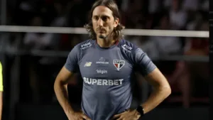 Cicinho crava possível substituto de Zubeldía no SPFC: “Está forte”