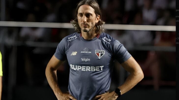Cicinho crava possível substituto de Zubeldía no SPFC: “Está forte” Cicinho crava possível substituto de Zubeldía no SPFC: “Está forte”