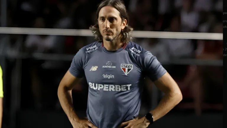 Cicinho crava possível substituto de Zubeldía no SPFC: “Está forte”